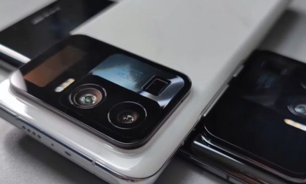 小米Mi 11 Ultra带有后置摄像头显示屏